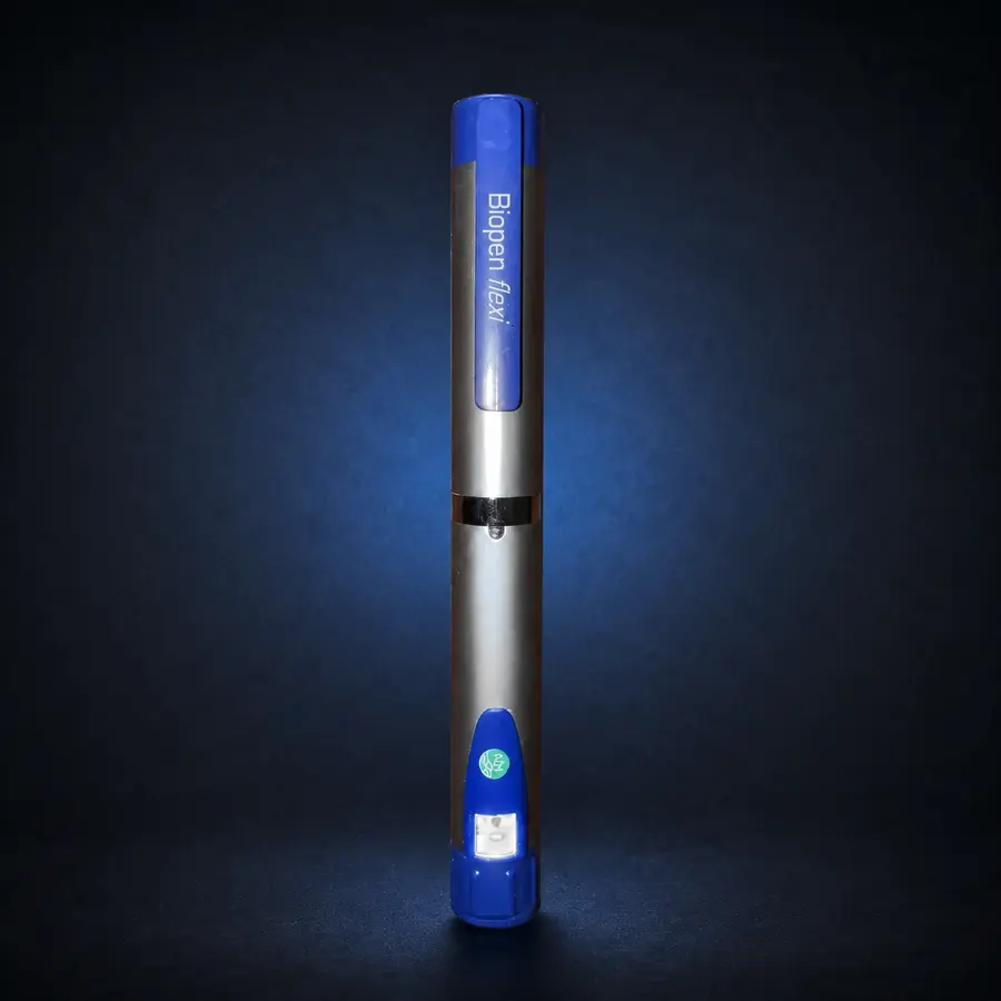 Biopen Flexi 1 Biopen Flexi reusable pen on a dark navy studio background.